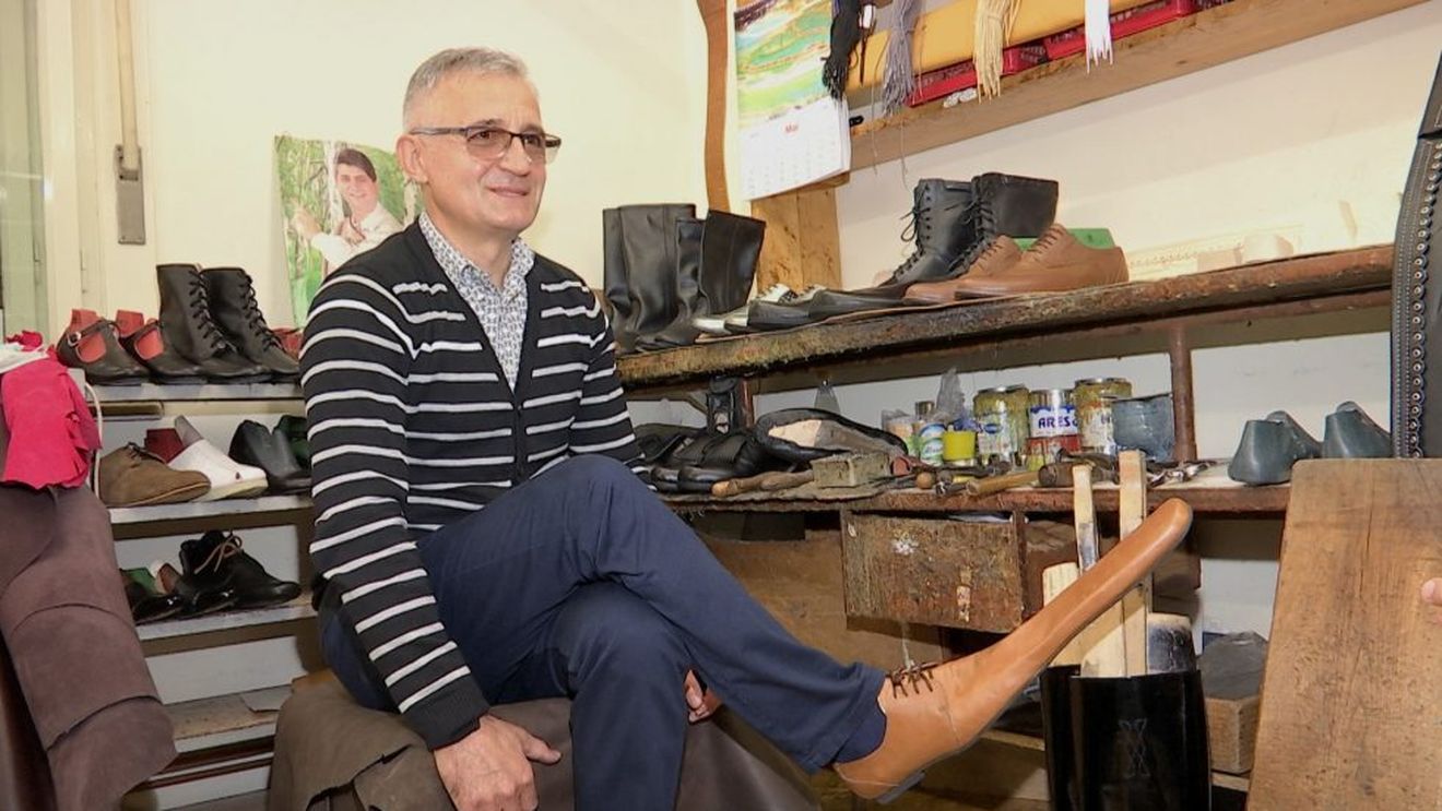 Un meșter a conceput pantofii de distanțare socială. Pandemia i-a afectat afacerea, dar la schimb a inventat pantofii a căror mărime începe de la 70