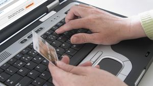 VIDEO Austeritatea nu-i împiedică pe români în goana după reduceri / 155 de comenzi pe secundă, de cum s-a deschis campania de „Black Friday”
