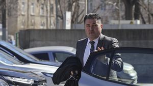 Val de critici online la adresa DIICOT după o postare în care parchetul anti-mafia condus de Codrin Miron îl ironiza pe ministrul Muncii: ”Mă scuzați că vă deranjez din glume, aveți idee când e audiat Sorin Grindeanu în dosarul NORDIS? Sau Marcel Ciolacu?” / ”Dosarul Nordis, asteptam prescriptia, este?”