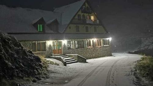 VIDEO Pe Transfăgărăşan s-a aşternut un strat de zăpadă de trei centimetri. Temperaturile au scăzut sub zero grade