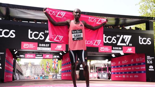 FOTO Record istoric la Maratonul de la Londra: Sabastian Sawe, primul om care coboară sub două ore într-un maraton, într-o cursă cu 59.000 de participanți și condiții meteo ideale