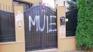 Florin Iordache se gândește să depună plângere la poliție împotriva celor care au scris mesaje obscene pe gardul casei sale