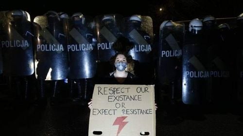 Promovarea interzicerii avortului a fost o greșeală, recunoaște premierul polonez Mateusz Morawiecki după ce a obținut un rezultat slab la alegeri