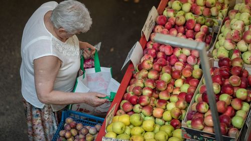11 falși producători au fost înlăturați din piețele brașovene după ce inspectorii primăriei i-au vizitat acasă / ”Căutăm să vedem autenticitatea produselor”