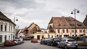 Părinții din Sibiu cheltuiesc 1,5 milioane de euro pe an pentru a-și duce zilnic copiii la școală cu mașina personală / „Când și cum scăpăm de aglomerație?”