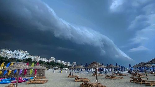 RO-Alert de vijelie pe litoral: Rafalele de vânt vor depăși 80 km/oră vineri dimineață/ Descărcări electrice și grindină/ Cod portocaliu de furtună