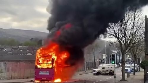 VIDEO Boris Johnson face apel la calm după protestele violente din Irlanda de Nord/ Mulțimi de tineri dintr-o zonă protestantă din Belfast au incendiat un autobuz și au atacat poliția cu pietre