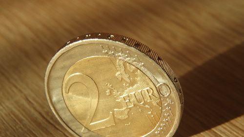 Un angajat al Ministerului de Interne din Macedonia de Nord a fost arestat pentru falsificarea a milioane de monede de 2 euro / În Kosovo, monedele de 2 euro false sunt atât de numeroase încât sunt acceptate la plată