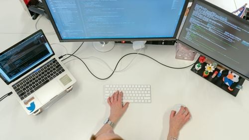 ANALIZĂ Despre unicorni, finanțări de milioane de euro și deficitul de specialiști. Previziuni pentru piața IT în 2022, cu „opriri” în București, Cluj și Iași