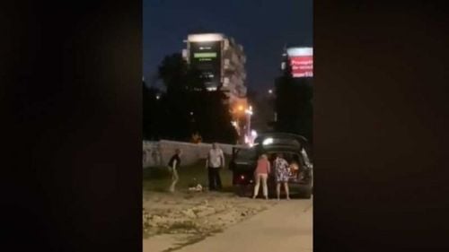 VIDEO Patru femei fură pavajul de pe o stradă din Chişinău şi îl urcă într-un Audi Q5 / Primarul Ion Ceban a cerut să fie făcute publice imaginile cu cetățeni care fură bunuri publice