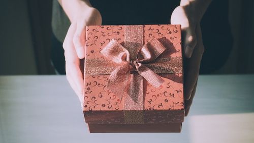Moda cadourilor pentru profesori: Cât îi costă pe părinți ”atențiile simbolice”? De la laptopuri la cadouri de lux