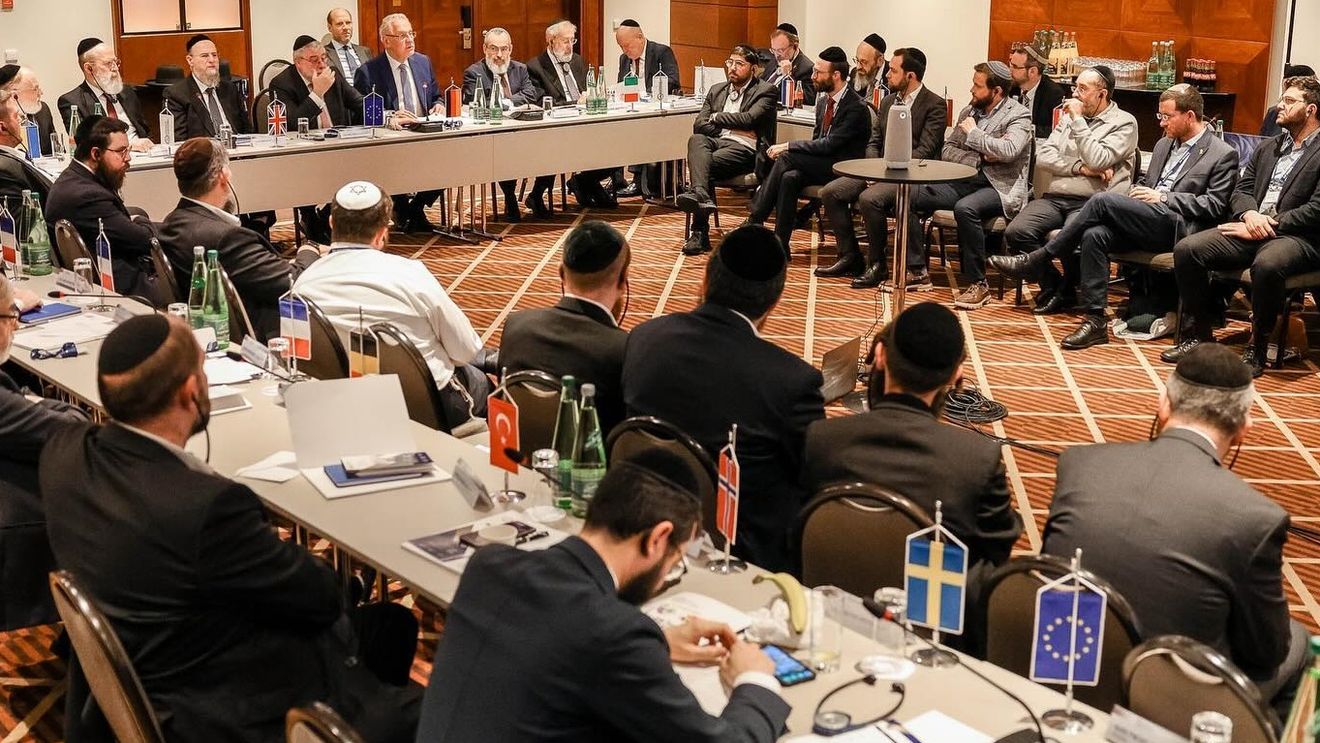 Reuniunea Conferinței Rabinilor Europeni, mutată de la Sarajevo / Rabinul șef: Ministrul Muncii a cerut anularea conferinței și a acuzat Israelul de comiterea de „crime rușinoase împotriva umanității”. Ar trebui ca UE să anuleze cererea de aderare depusă de Bosnia și Herțegovina