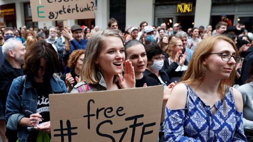 Sute de tineri maghiari au protestat duminică la Budapesta, nemulțumiți de proiectul de reformare a Universității de Artă Teatrală și Cinematografică, care ar urmări preluarea controlului instituției de către guvern