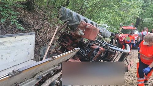 Un clujean a murit prins sub un tractor care s-a răsturnat în pădure / Echipele de salvare au urcat 3 km de drumuri forestiere