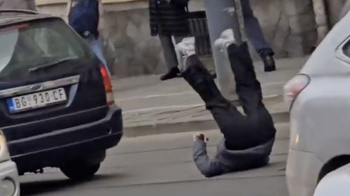 VIDEO O studentă a fost lovită de o maşină în timpul unei demonstraţii antiguvernamentale la Belgrad / Protestele continuă de câteva săptămâni, după prăbușirea acoperișului unei gări construite de chinezi