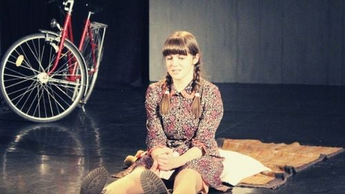 Spectacol de teatru despre Eva Heyman, fetiţa care a ţinut un jurnal în ghetoul de la Oradea / Comparată cu Anne Frank, și-a găsit sfârşitul tragic la 13 ani în lagărul de la Auschwitz