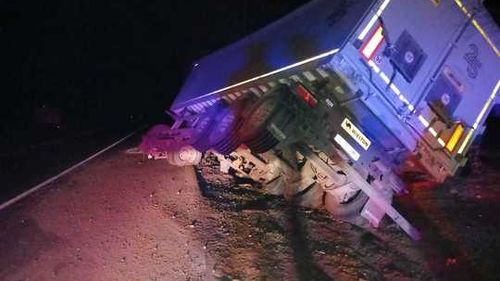 Un autotren încărcat cu cherestea s-a răsturnat pe DN 7, în judeţul Vâlcea / Sensul de deplasare spre Piteşti, blocat