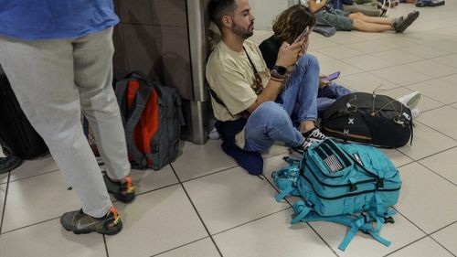 Scandalul Blue Air: 620 de români rămași fără zboruri au cerut sprijin să revină în ţară