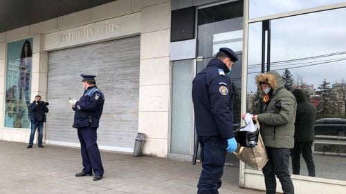 Peste 5.600 de români au încălcat măsura privind restricţionarea circulaţiei încă din prima zi în care a fost impusă. Polițiștii au dat amenzi de peste șapte milioane de lei / Unii au ieșit cu peștișorul sau pisica la ”plimbare”