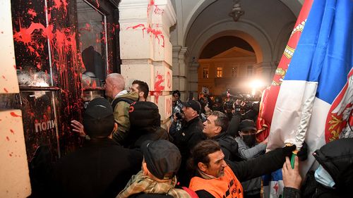 Zeci de mii de persoane au manifestat în memoria victimelor prăbuşirii acoperişului gării din Novi Sad