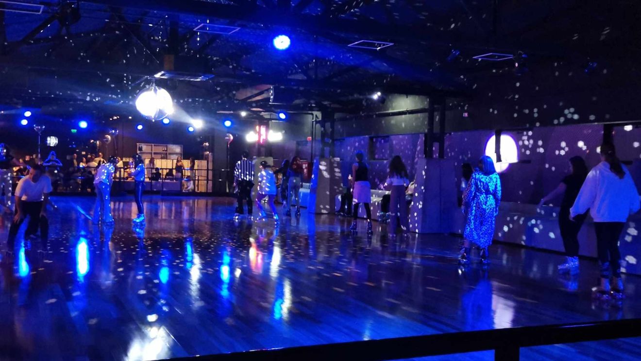 VIDEO Discotecă pe role în atmosfera Americii anilor '70-'80: Patinaj cu role cu patru roți pe parchet. Singurul roller disco din vestul României s-a deschis în comuna Dumbrăvița.