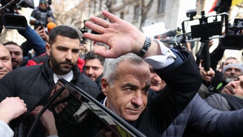 VIDEO Călin Georgescu s-a prezentat la Parchetul General, care i-a prelungit măsura controlului judiciar / Fostul candidat este acuzat de instigare la acţiuni împotriva ordinii constituţionale / Câteva zeci de susținători l-au aclamat