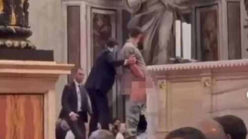 Papa Leon a cerut un ritual reparatoriu după ce un tânăr a urinat pe altarul Bazilicii Sfântul Petru din Vatican / Altarul se află exact deasupra mormântului lui Petru, apostol și primul Papă