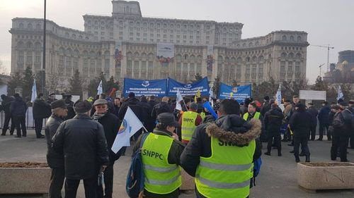 Continuă protestele: Polițiștii, angajații din sănătate și militarii rezerviști vor demonstra în fața Parlamentului