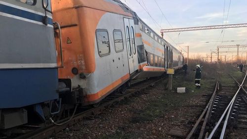 Două trenuri s-au ciocnit frontal între Ploiești și Brazi. Zece persoane vor fi transportate la spital