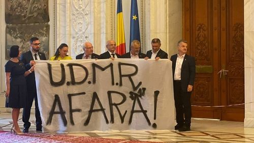 AUR, protest în fața biroului lui Marcel Ciolacu. George Simion: Ciolacu e sluga UDMR