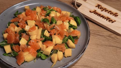 Salată de somon cu mango, fenicul și vinegretă de ierburi aromatice/ Răcoritor și ușor de făcut, acest preparat mediteraneean este o cină perfectă, dar se poate lua și la pachet