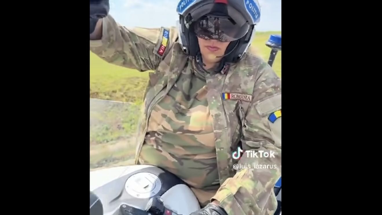 Poliţistul care i-a împrumutat Dianei Şoşoacă motocicleta şi casca de polițist, a fost destituit / MAI: ”A fost lipsit de respect faţă de colegi”
