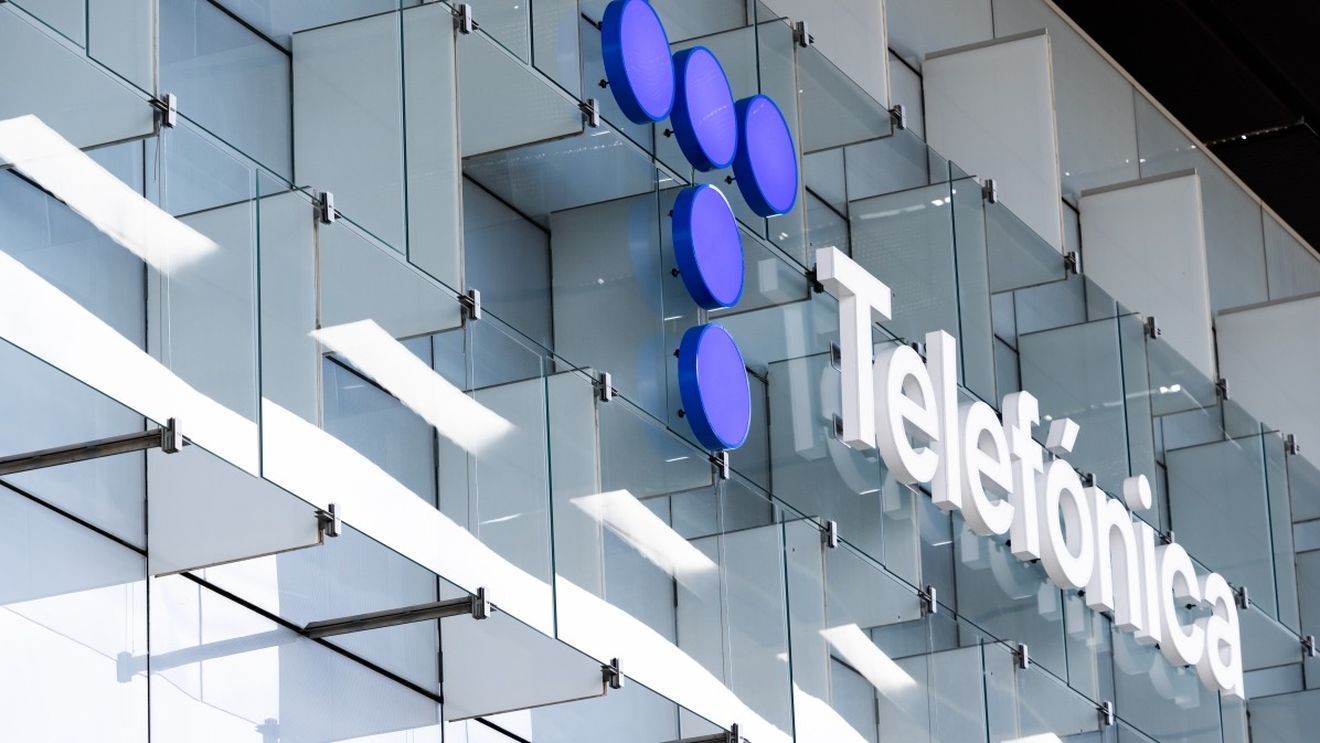 Cel mai mare operator de telefonie din Spania anunță că va reduce numărul de angajați cu 15%,  din cauza concurenței low-cost