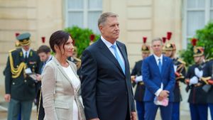 Președintele Iohannis și-a decorat cu cel mai mare grad liceul la care a predat și unde și-a blocat postul timp de 27 de ani. Tot cu grad de Mare Ofițer a decorat și colegiul la care predă soția lui