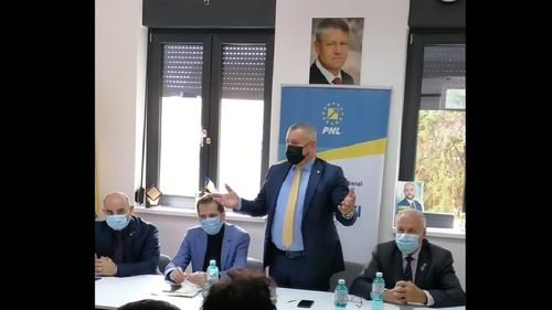 GALERIE FOTO Tabloul lui Klaus Iohannis, în sala de ședință a PNL Odobești