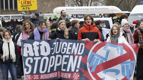 Extrema dreaptă germană îşi reconstruieşte organizaţia de tineret, Generation Deutschland, în pofida protestelor și manifestațiilor