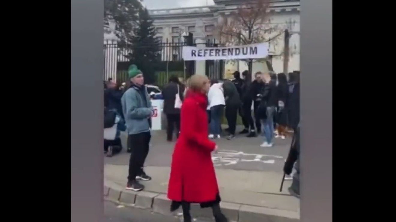 VIDEO Polonia: referendum fictiv pentru "anexarea" ambasadei Rusiei din Varșovia