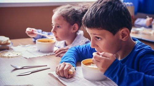 Proiect pilot privind masa caldă în şcoli, iniţiat de Consiliul Local Braşov / Meniul va costa între 8,5 şi 16 lei / Costurile sunt suportate de bugetul local și de părinți, în funcție de posibilități