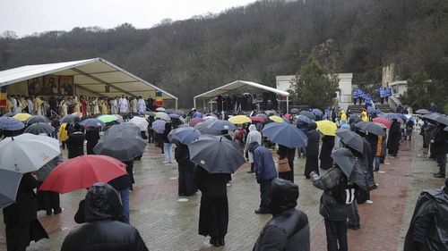 Doar câteva sute de oameni au participat la pelerinajul de Sfântul Andrei din județul Constanța, organizat de Arhiepiscopul Teodosie în plină pandemie