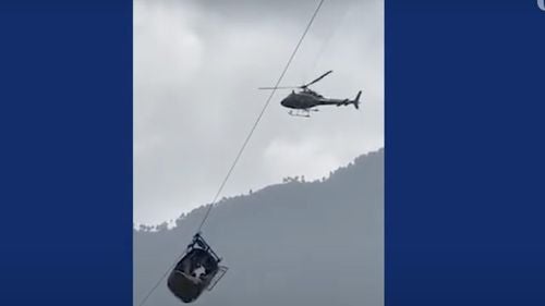 UPDATE Operaţiunile aeriene în Pakistan pentru salvarea unor copii dintr-o telecabina care atârnă de un singur fir au fost oprite/ Toate persoanele au fost salvate