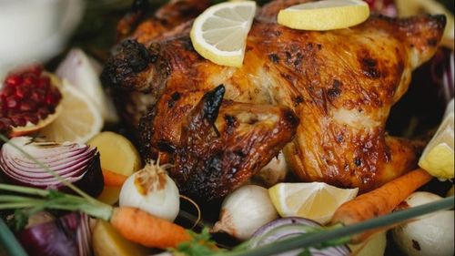 Epoca în care o familie din Marea Britanie se poate hrăni cu un pui de 3 lire s-a încheiat, avertizează un important producător: ”Cum poate fi corect ca un pui întreg să coste mai puțin decât o halbă de bere?”