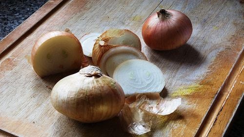 Cum să nu plângi în timp ce tai ceapa, conform experților/ Care sunt cele mai eficiente metode