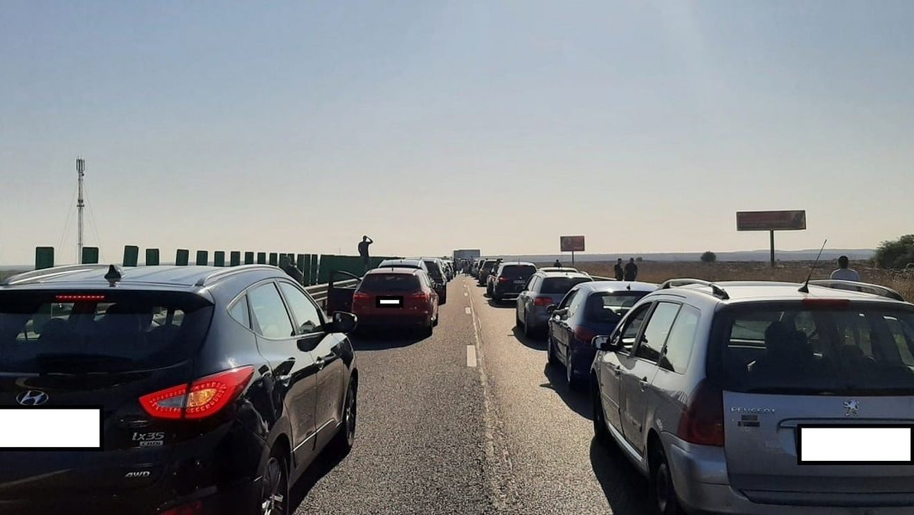 Şapte maşini, implicate într-un accident rutier petrecut pe autostrada A 2 Bucureşti-Constanţa/ Sensul de mers spre Constanţa e complet blocat  / Două persoane au fost rănite