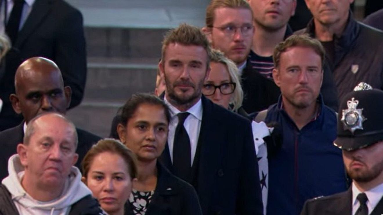 David Beckham a stat la coadă 13 ore pentru a-i aduce omagiu reginei Elisabeta a II-a la Westminster Hall