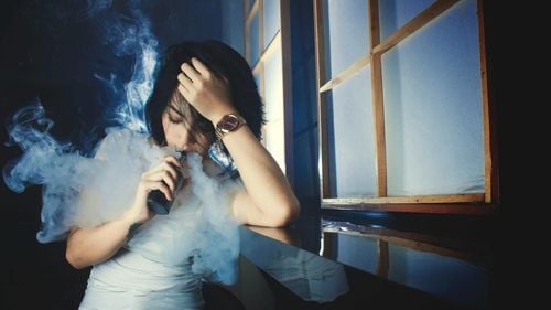 GRAFICE Câți adolescenți de 16 ani din România spun că fumează, consumă alcool sau droguri / Rezultatele unui amplu studiu realizat în 37 de țări europene