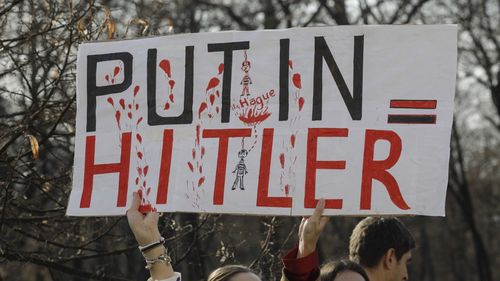 FOTO/VIDEO Zeci de persoane s-au adunat în Capitală la un marș de protest, la doi ani de când Rusia a invadat Ucraina / Protestatarii au strigat în fața Ambasadei Rusiei: „Putin este Hitler”, „Rusia, stat terorist” sau „Slava Ucraina”, „Slava eroilor”