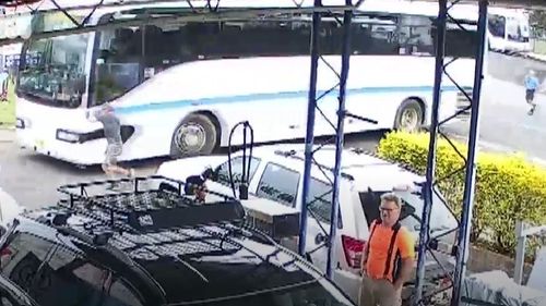 VIDEO O adolescentă a oprit un autobuz cu 20 de elevi scăpat de sub control, care se îndrepta spre o benzinărie, în Australia