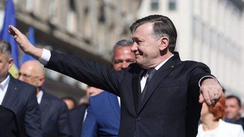 Stilul vestimentar al lui Crin Antonescu: Eleganță fără zvâc sau sobrietate calculată?