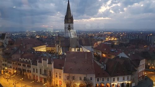 Poveștile de groază ale Sibiului: studentul îngropat de viu în zidul orașului, trăsnetele de la Lacul Bâlea și fantoma de la Muzeul Brukenthal / Ciudatele obiceiuri de acum 150 de ani, în preajma Sâmbetei Morților