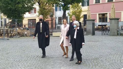 Președintele Klaus Iohannis, fără mască de protecție duminică la Sibiu. Obligativitatea purtării acesteia intrase în vigoare cu o zi înainte